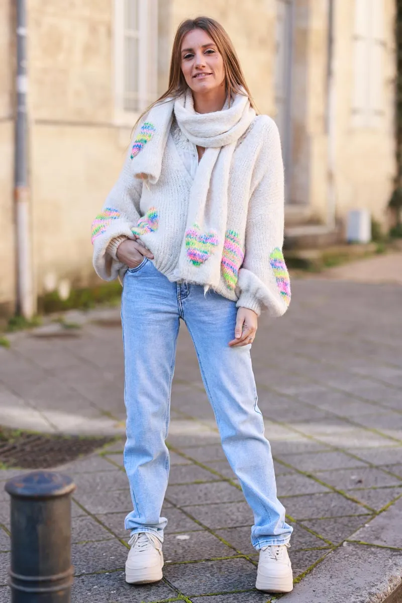 Gilet grosse maille beige à boutons avec écharpe broderie cœurs multicolores