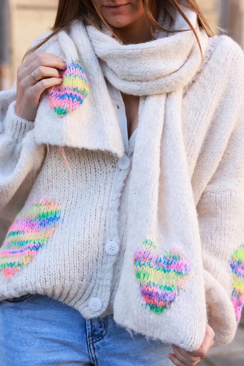 Gilet grosse maille beige à boutons avec écharpe broderie cœurs multicolores