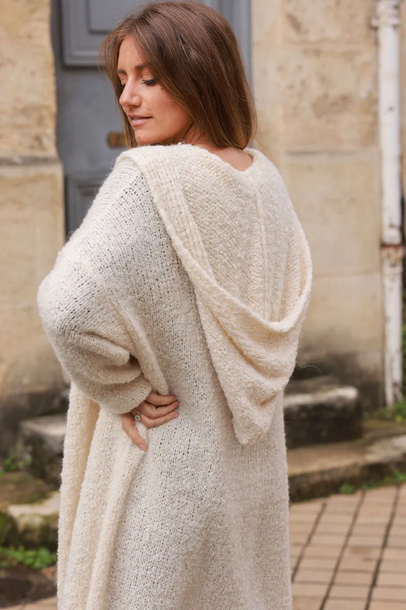 Gilet long beige à capuche en maille moelleuse bouclettes